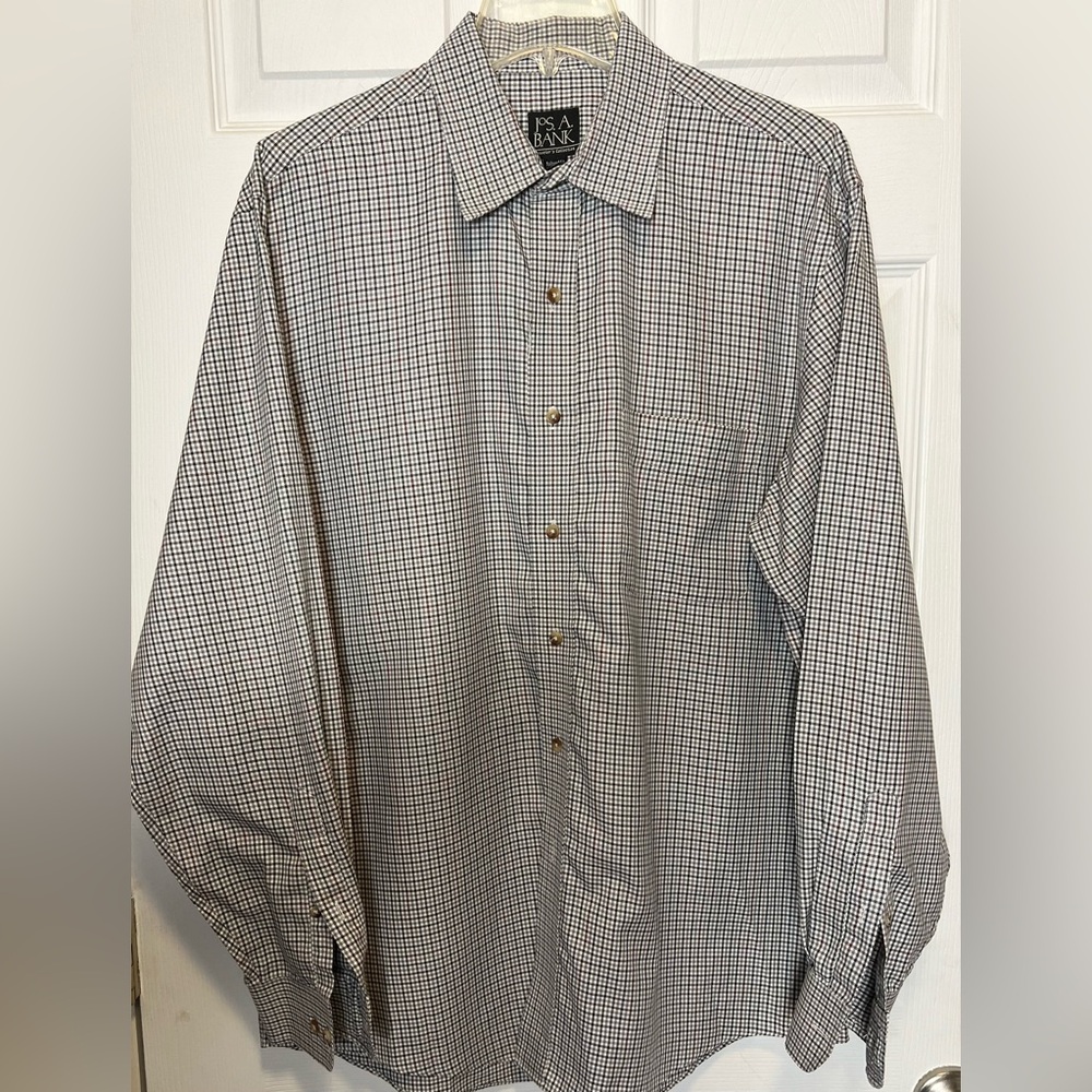 Men’s Jo’s. A. Bank large button dress shirt. Tailored Fit. Travelers Collection